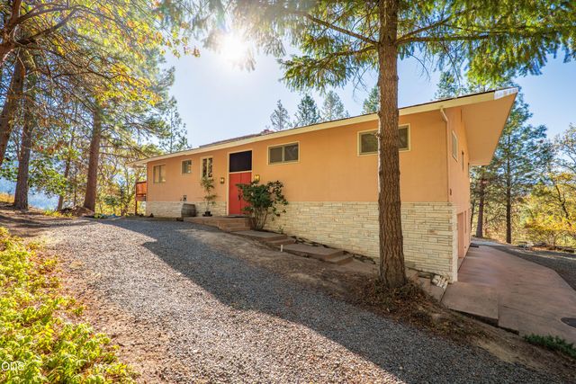 341 SE Hilltop Drive, Grants Pass, OR 97527