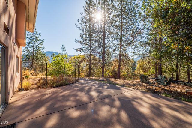 341 SE Hilltop Drive, Grants Pass, OR 97527