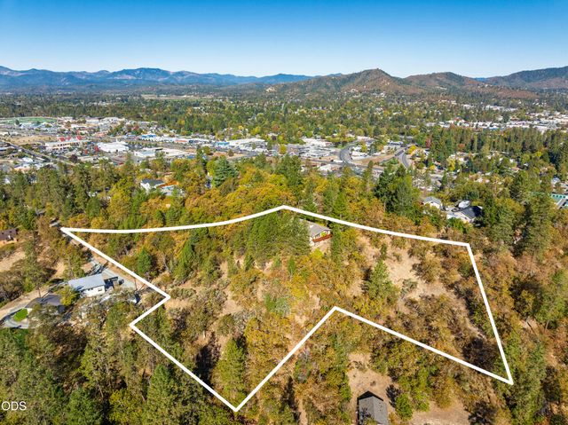 341 SE Hilltop Drive, Grants Pass, OR 97527