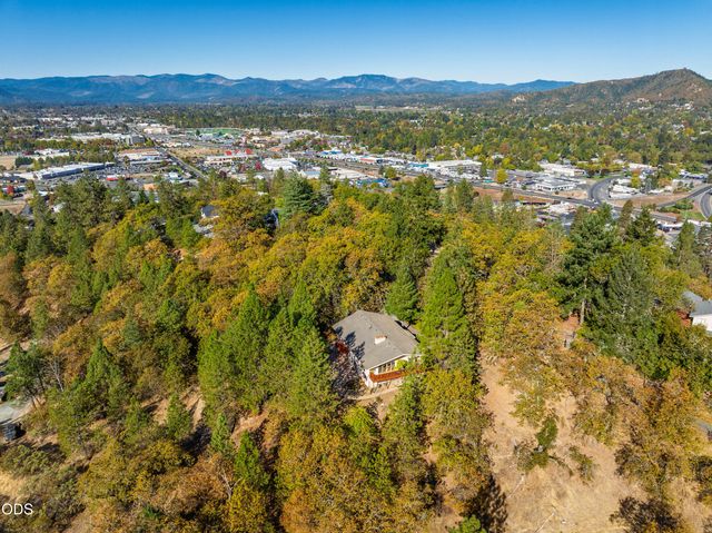 341 SE Hilltop Drive, Grants Pass, OR 97527