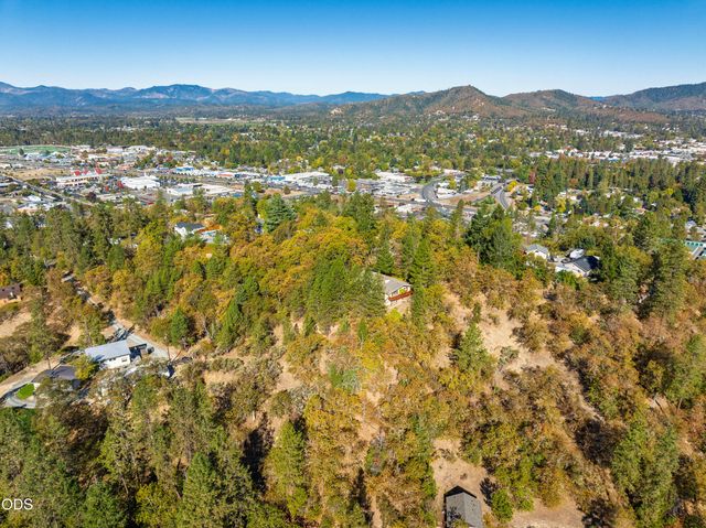 341 SE Hilltop Drive, Grants Pass, OR 97527