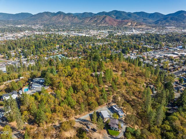 341 SE Hilltop Drive, Grants Pass, OR 97527