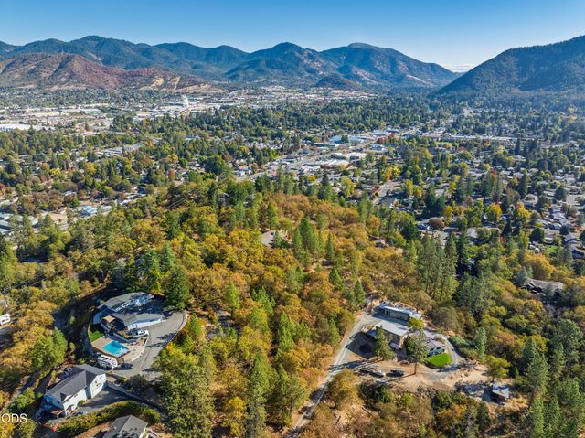 341 SE Hilltop Drive, Grants Pass, OR 97527