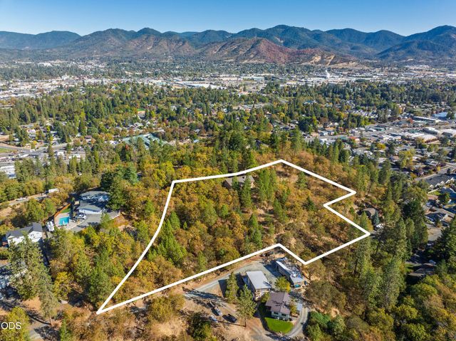 341 SE Hilltop Drive, Grants Pass, OR 97527
