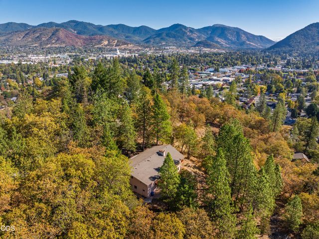 341 SE Hilltop Drive, Grants Pass, OR 97527