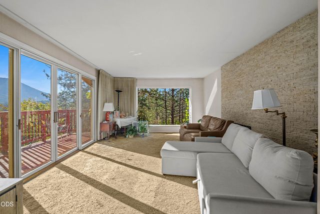 341 SE Hilltop Drive, Grants Pass, OR 97527