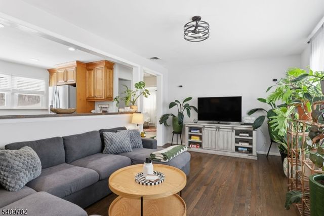 8 Cherry Ln, Randolph Twp., NJ 07869