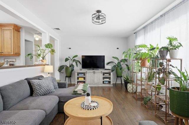 8 Cherry Ln, Randolph Twp., NJ 07869