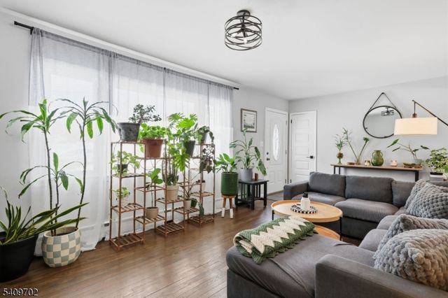 8 Cherry Ln, Randolph Twp., NJ 07869