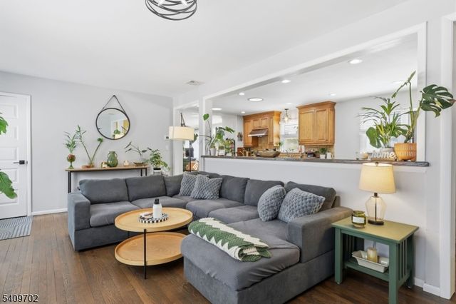 8 Cherry Ln, Randolph Twp., NJ 07869