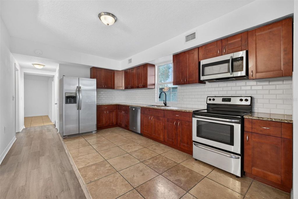 Image 11 of property listing at 105 W COLUMBUS DRIVE, Tampa, FL 33602
