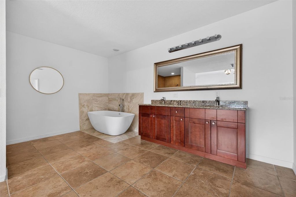 Image 23 of property listing at 105 W COLUMBUS DRIVE, Tampa, FL 33602