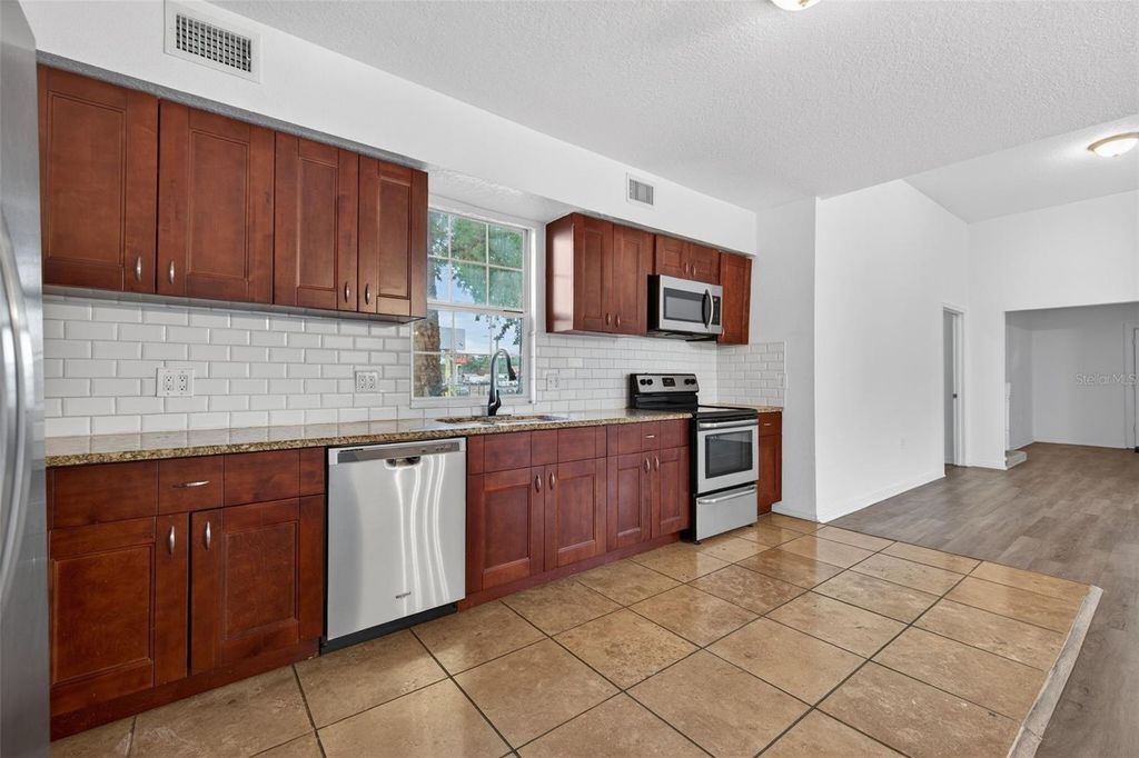 Image 9 of property listing at 105 W COLUMBUS DRIVE, Tampa, FL 33602