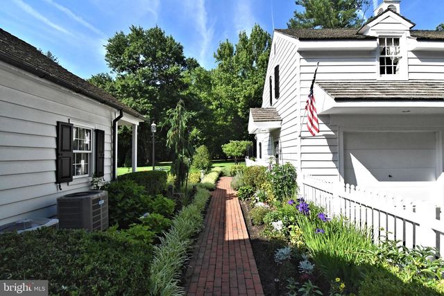 896 E TOWNSHIP LINE RD, Blue Bell, PA 19422