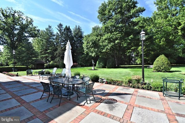 896 E TOWNSHIP LINE RD, Blue Bell, PA 19422