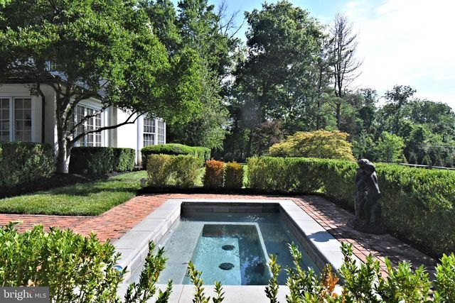896 E TOWNSHIP LINE RD, Blue Bell, PA 19422