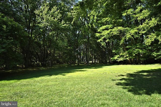896 E TOWNSHIP LINE RD, Blue Bell, PA 19422