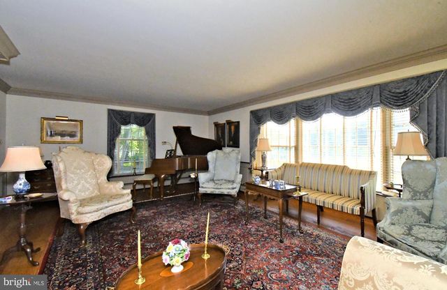 896 E TOWNSHIP LINE RD, Blue Bell, PA 19422