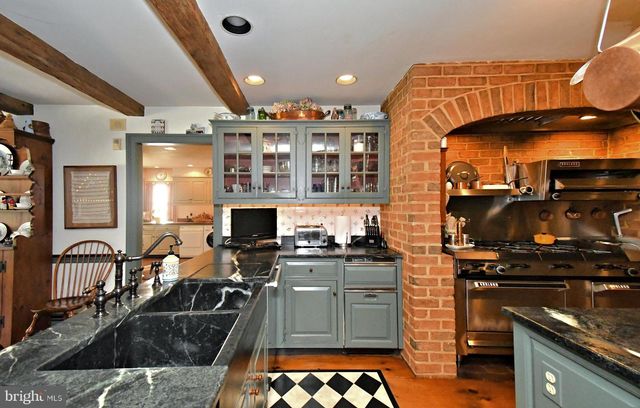 896 E TOWNSHIP LINE RD, Blue Bell, PA 19422
