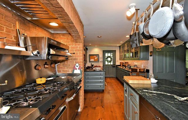 896 E TOWNSHIP LINE RD, Blue Bell, PA 19422