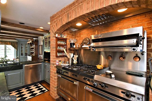896 E TOWNSHIP LINE RD, Blue Bell, PA 19422