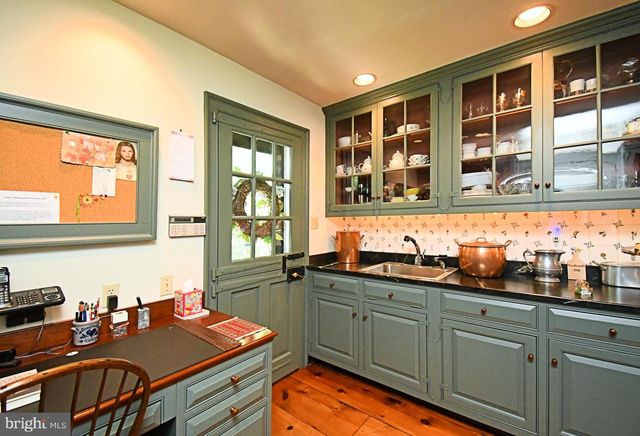 896 E TOWNSHIP LINE RD, Blue Bell, PA 19422