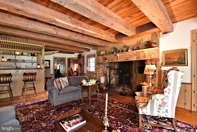 896 E TOWNSHIP LINE RD, Blue Bell, PA 19422