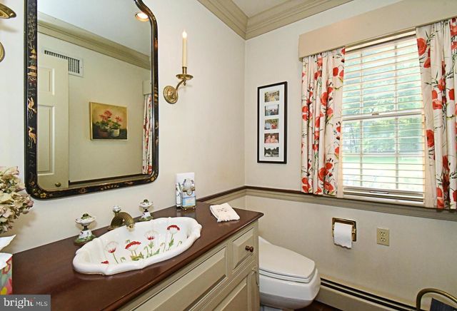 896 E TOWNSHIP LINE RD, Blue Bell, PA 19422