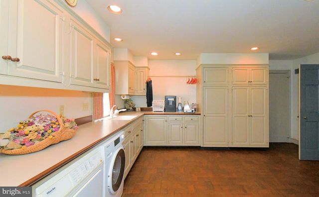 896 E TOWNSHIP LINE RD, Blue Bell, PA 19422