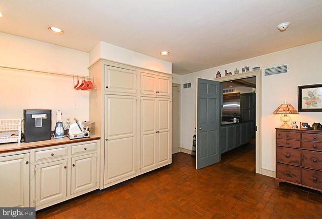 896 E TOWNSHIP LINE RD, Blue Bell, PA 19422