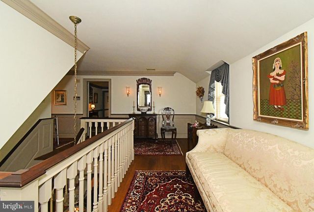 896 E TOWNSHIP LINE RD, Blue Bell, PA 19422