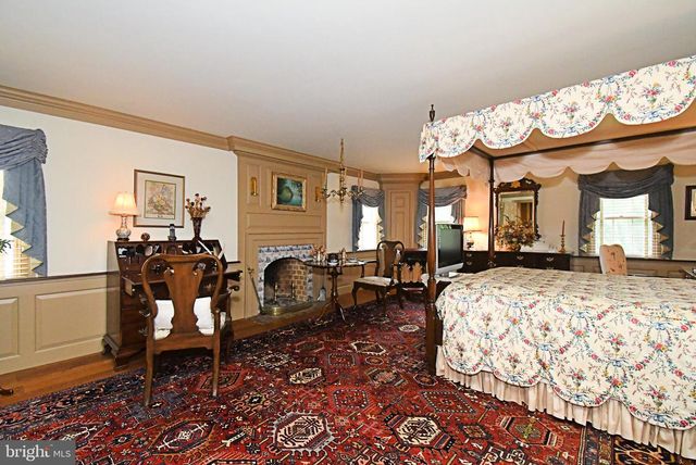 896 E TOWNSHIP LINE RD, Blue Bell, PA 19422