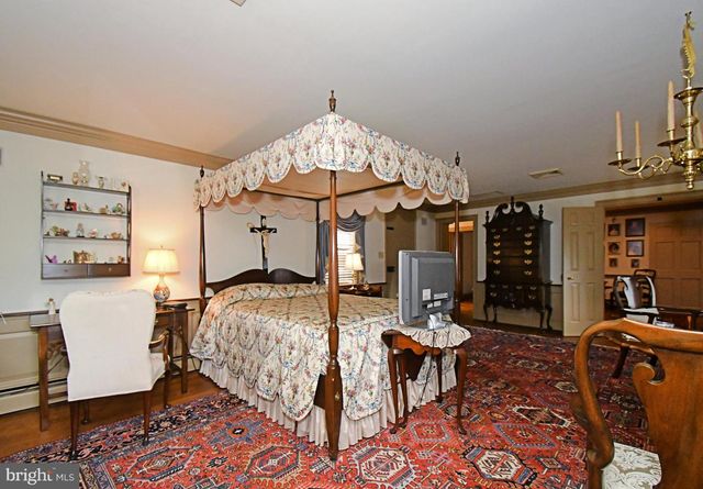 896 E TOWNSHIP LINE RD, Blue Bell, PA 19422