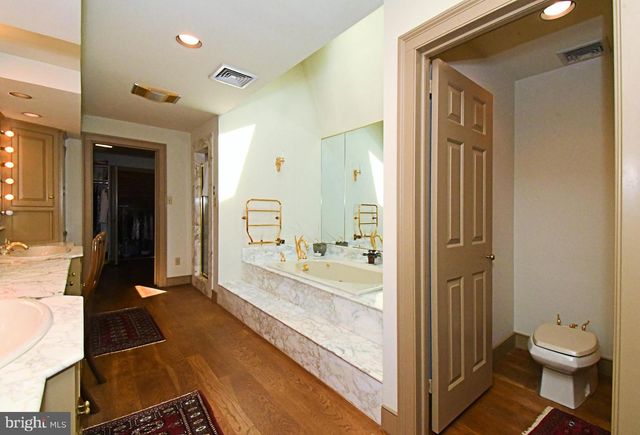 896 E TOWNSHIP LINE RD, Blue Bell, PA 19422