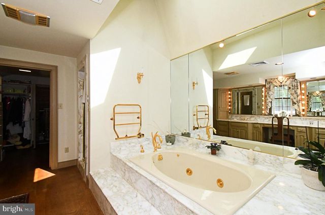 896 E TOWNSHIP LINE RD, Blue Bell, PA 19422