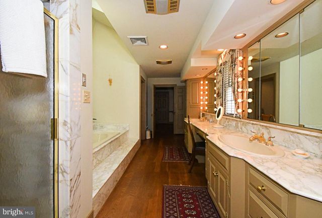 896 E TOWNSHIP LINE RD, Blue Bell, PA 19422