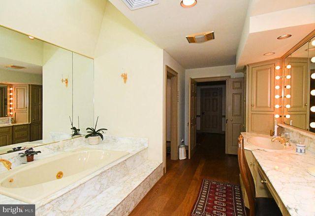 896 E TOWNSHIP LINE RD, Blue Bell, PA 19422
