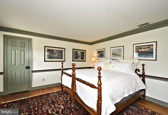 896 E TOWNSHIP LINE RD, Blue Bell, PA 19422