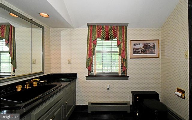 896 E TOWNSHIP LINE RD, Blue Bell, PA 19422