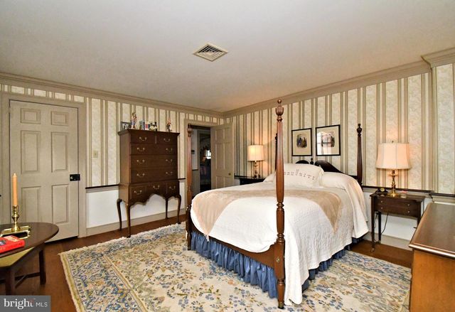 896 E TOWNSHIP LINE RD, Blue Bell, PA 19422