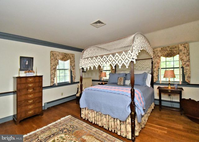 896 E TOWNSHIP LINE RD, Blue Bell, PA 19422
