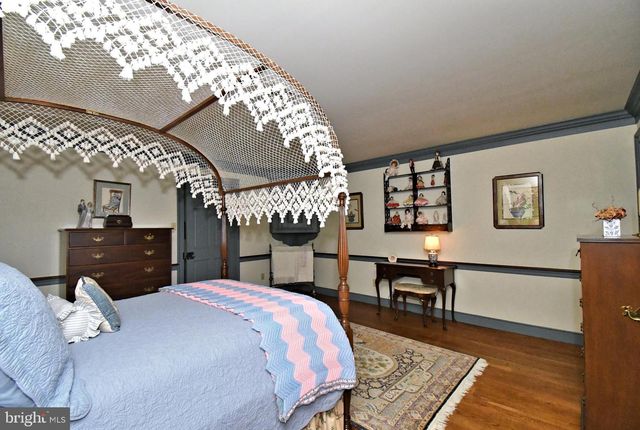 896 E TOWNSHIP LINE RD, Blue Bell, PA 19422