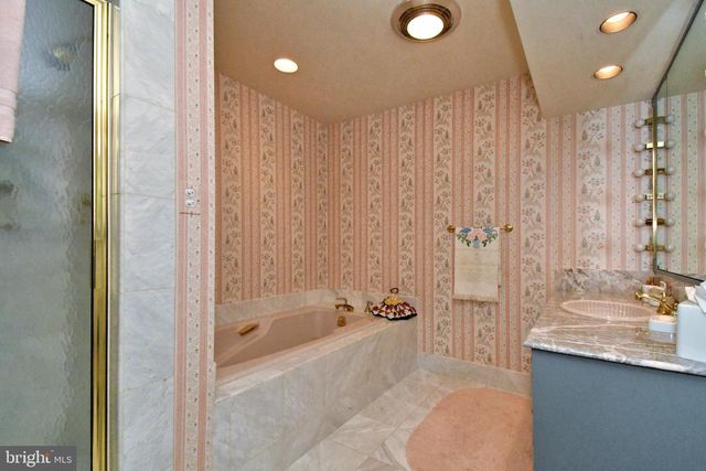 896 E TOWNSHIP LINE RD, Blue Bell, PA 19422