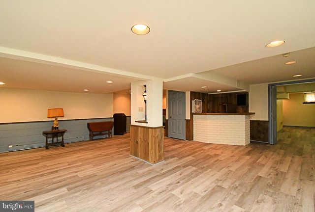 896 E TOWNSHIP LINE RD, Blue Bell, PA 19422