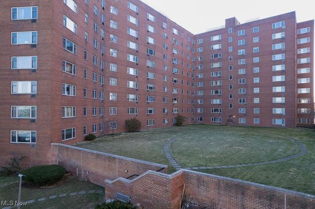 11820 Edgewater Drive 110, Lakewood, OH 44107