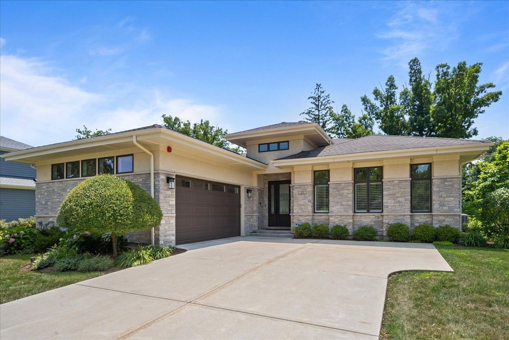 23 Heritage Drive, Highland Park, IL 60035