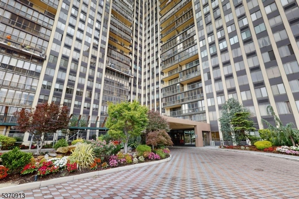 300 Winston Dr-C2617 2617, Cliffside Park Boro, NJ 07010