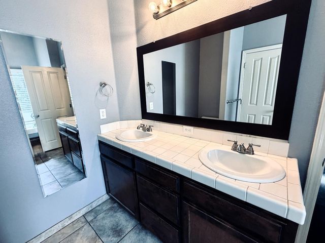 1190 E Carnoustie Avenue, Fresno, CA 93730
