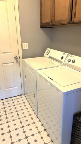 1190 E Carnoustie Avenue, Fresno, CA 93730
