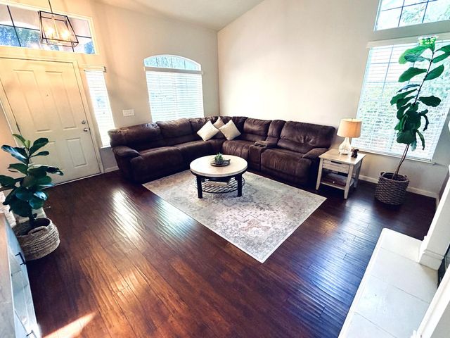 1190 E Carnoustie Avenue, Fresno, CA 93730